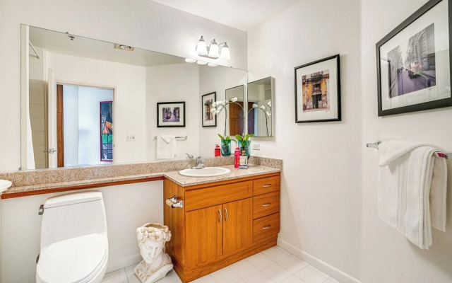 Luxe Condo w/ Private Patio & Perks in Emeryville!