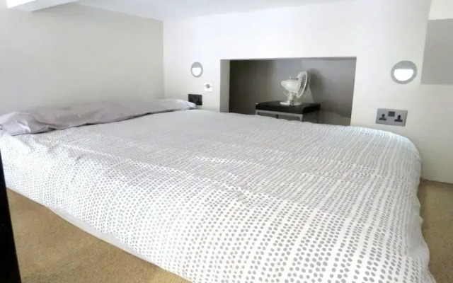 22 43 Clanricarde Gardens Studio