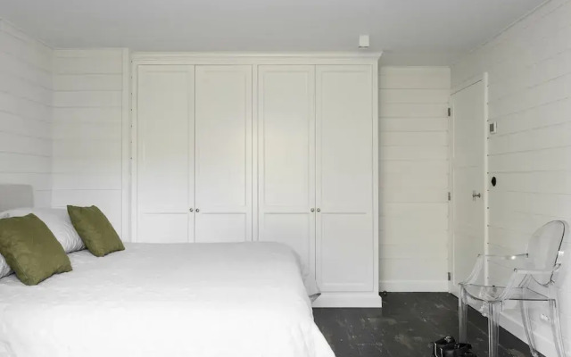 Waterfront Holiday Home in Heeg with Hot Tub