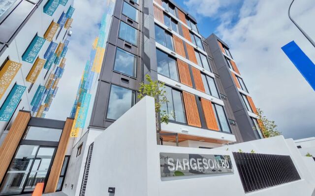 Takapuna Contemporary 2BR with Carpark