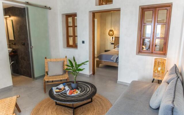 Almyra Oia Suites