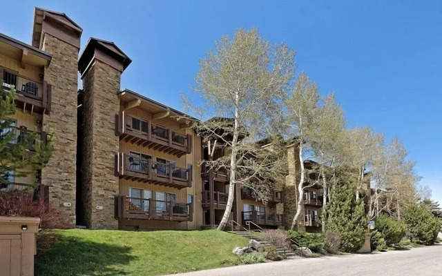 Snowmass 2BR Loft Retreat Deck, Fireplace & Views - 21E