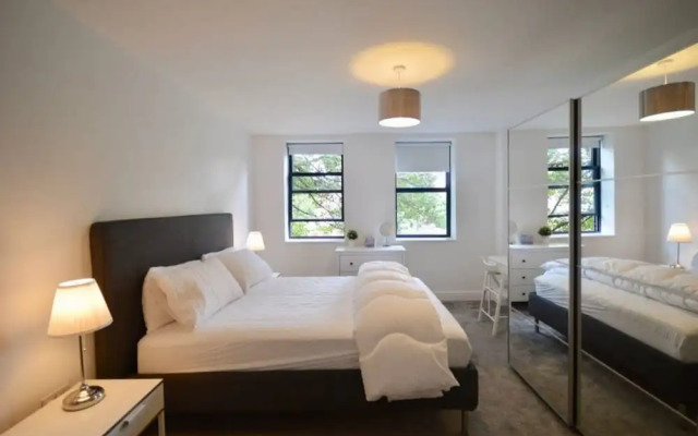 Stylish 2 Bedroom Apartment in Downtown Bristol