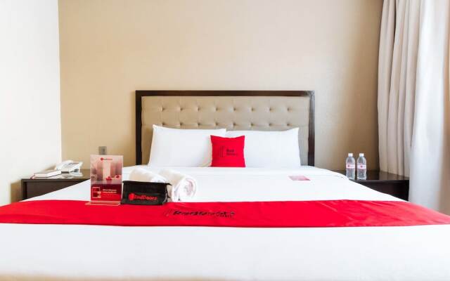 Aura One Hotel by RedDoorz