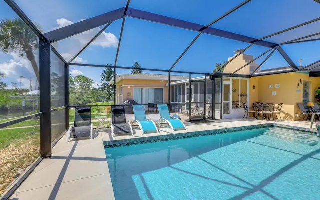 Sunny + Alluring Englewood Retreat w/ Dock!