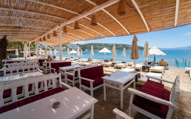 Manuela Hotel