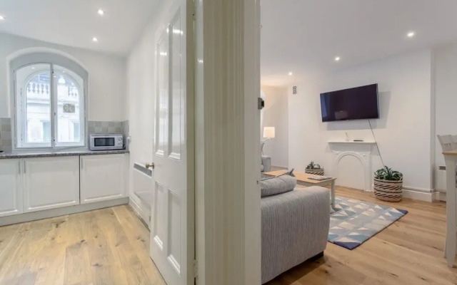 Large & Bright 1 Bed Flat In Piccadilly Circus