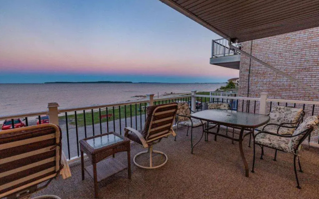 Days Inn & Suites by Wyndham St. Ignace Lakefront