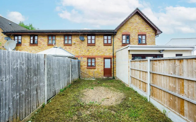 Lovely 2 Bd Hse with Parking near Excel