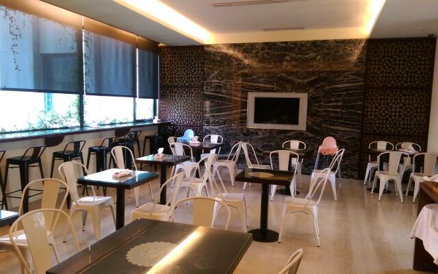 Moonshy Boutique Motel