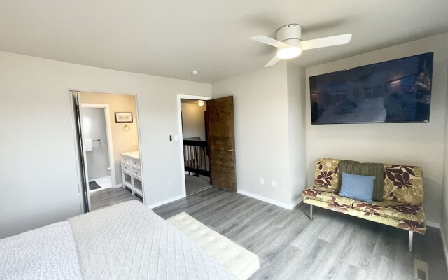 Peaceful Retro Retreat W/ Stunning Lake Views!