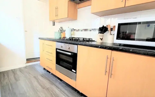 3-bed House With Superfast Wi-fi, DW Lettings 15vr