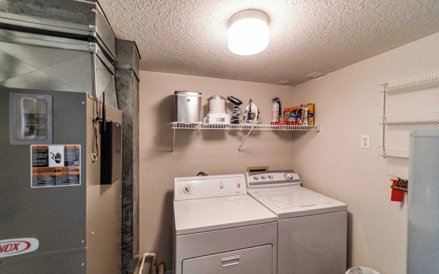 Lazy L at the Lake Chic 3 BDR Condo w/ Boat Slip