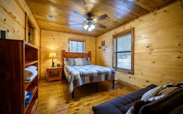 Whitetail Retreat Cabin for 13!