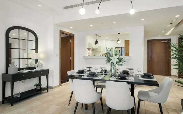 Luxury 2BR Apartment + Maid's Room | Close to Nakheel Mall