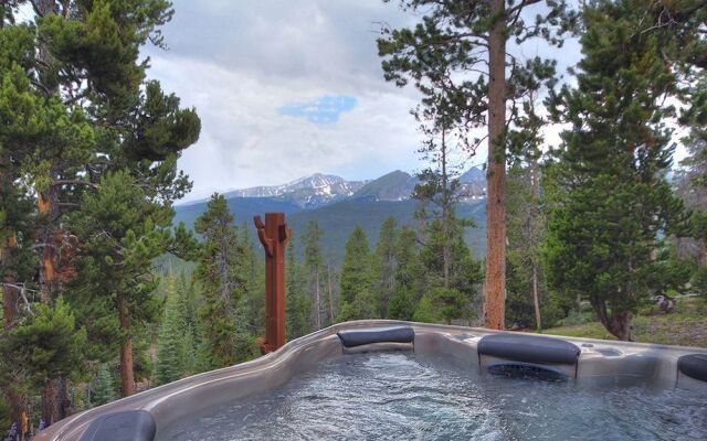 Dunkin Hill Lodge 5 Bedroom Home by RedAwning