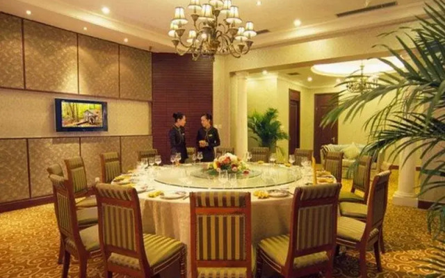 Yun-Ray Ambassador Hotel
