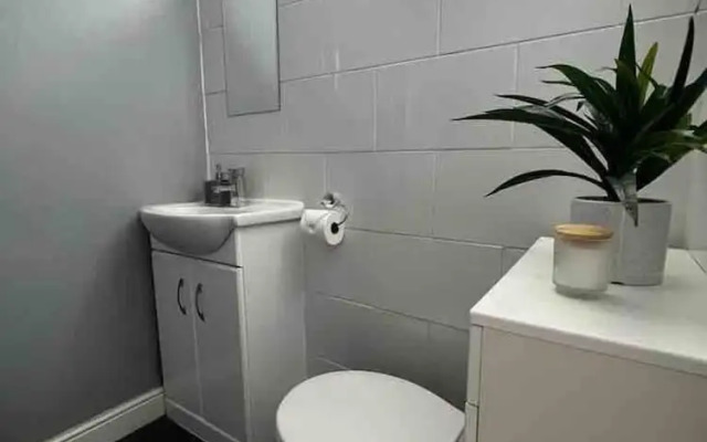 Spacious 3-bed House in Swindon