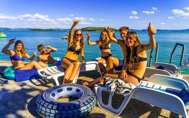 Well-kept Chalet With Covered Veranda on Lake Trasimeno