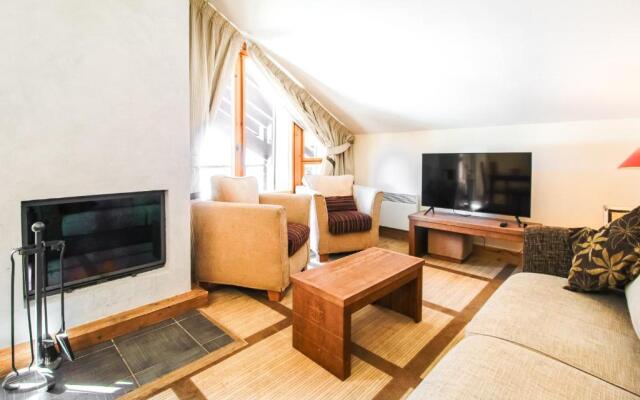 Charming 6th-floor 2-bedroom apartment with fireplace