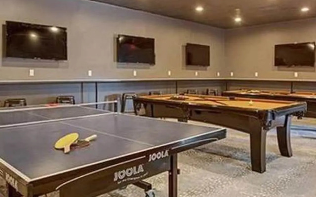 Texas State Capitol Flat- Social Living + Pool