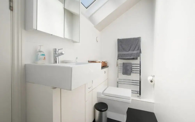 Chic 2 Bedroom Garden House in Dalston