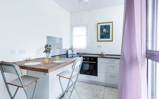 Apt with Balcony In the Heart of TLV