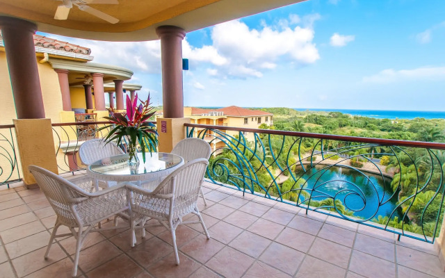 Clarion Suites Roatan at Pineapple Villas