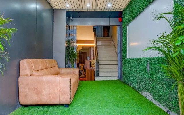 Fabhotel Tan Square