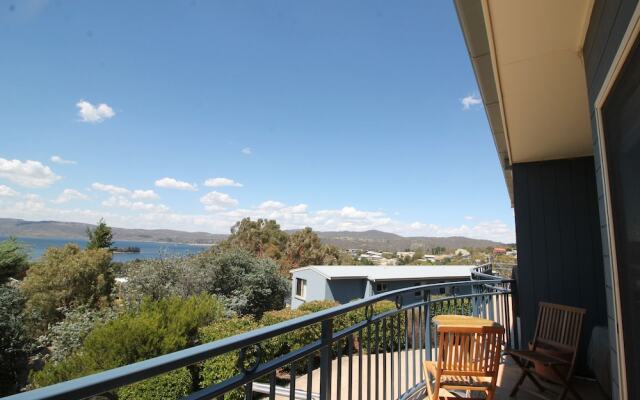 Torino 6 - Lake Jindabyne & Snowy Mountain Views