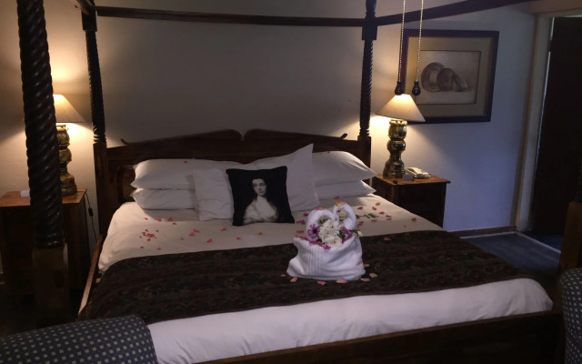 Shangri-La Country Hotel