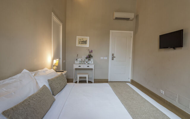 Little Queen Suite