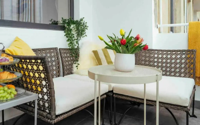 Sunny 2BR Flat-Top Location-Amazing Views