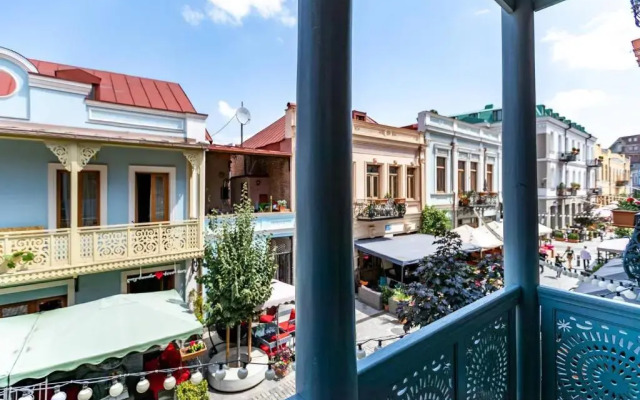 Cozy 2BR apt w Balcony on Aghmashenebeli ave