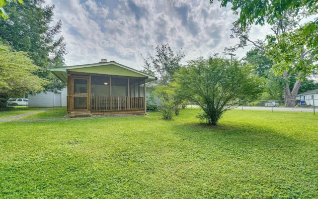 Oak Ridge Retreat w/ Porch < 1 Mi to Downtown