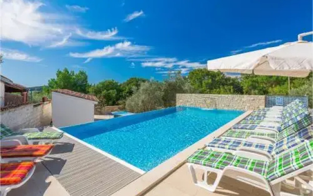 Six Bedroom Holiday Home in Medulin