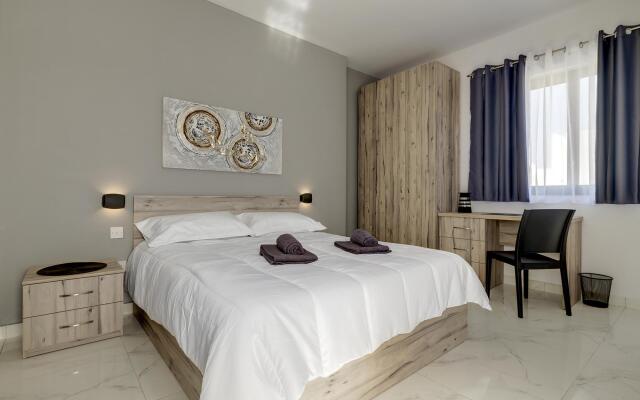 Chic 2BR Penthouse Steps From the Promenade