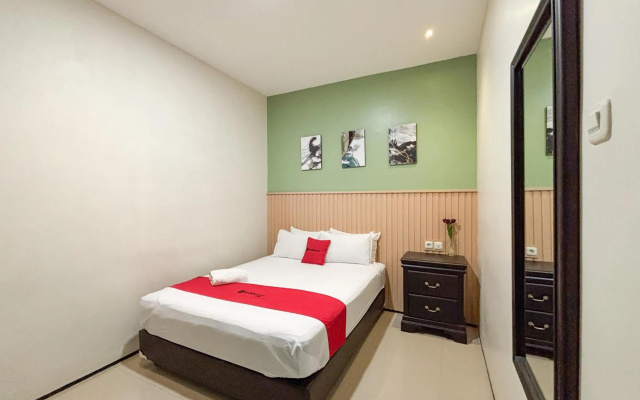 RedDoorz near Taman Krida Budaya Malang – Guest Rooms – Malang