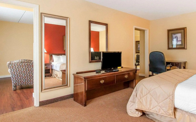 Clarion Inn & Suites University Center