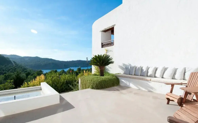 Amazing Villa With Swimming Pool
