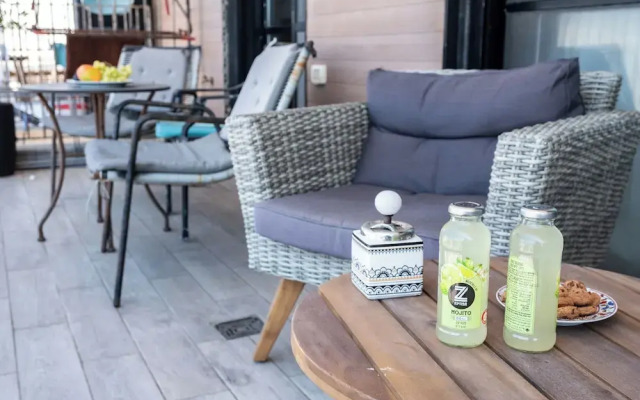 Stylish 1BR Beach-Front Apt w Sea View