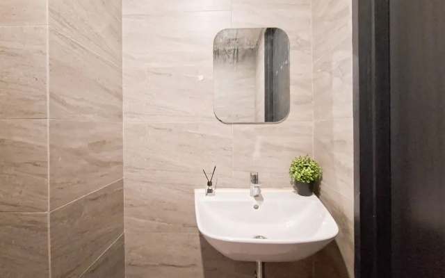 Modern Look Studio At Apartment Collins Boulevard