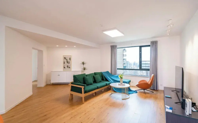 Tyms 4BR 2BA Apt Novel Garden