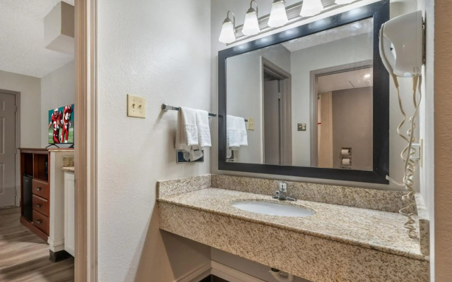 Red Roof Inn & Suites Sulphur Springs
