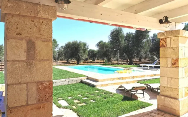 Antico trullo ristrutturato con piscina e giardino