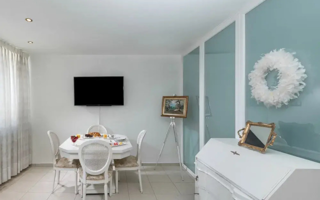 Elegant Harbour Apartment