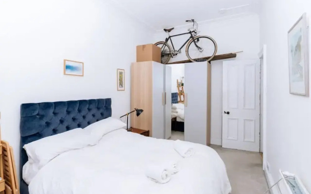 Spacious 3 Bedroom Flat in Edinburgh