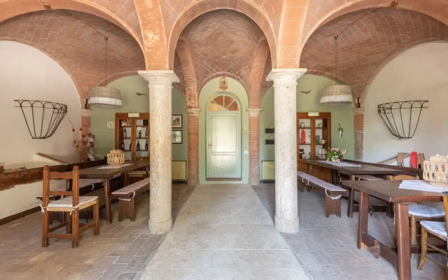 Traditional Apartment in Rapolano Terme with Swimming Pool