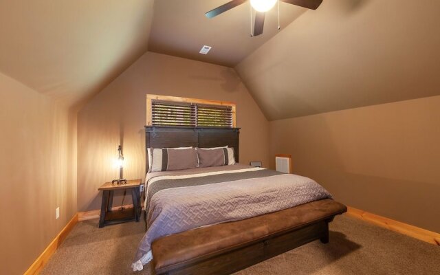 Creekside Manor 3 Bedroom Cabin by Redawning