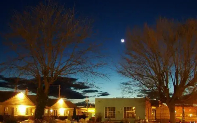 Colonial Motel